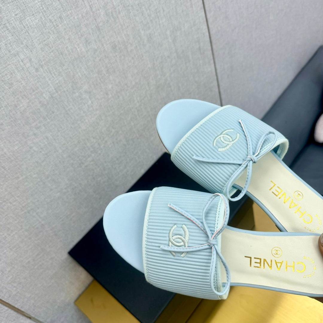 BOW SLIPPERS IN LIGHT BLUE LAMBSKIN - 35