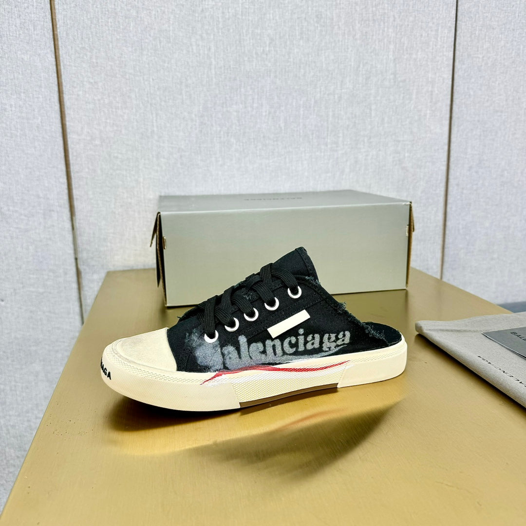 SNEAKER MULES IN BLACK CANVAS GRAFFITI LOGO - 35