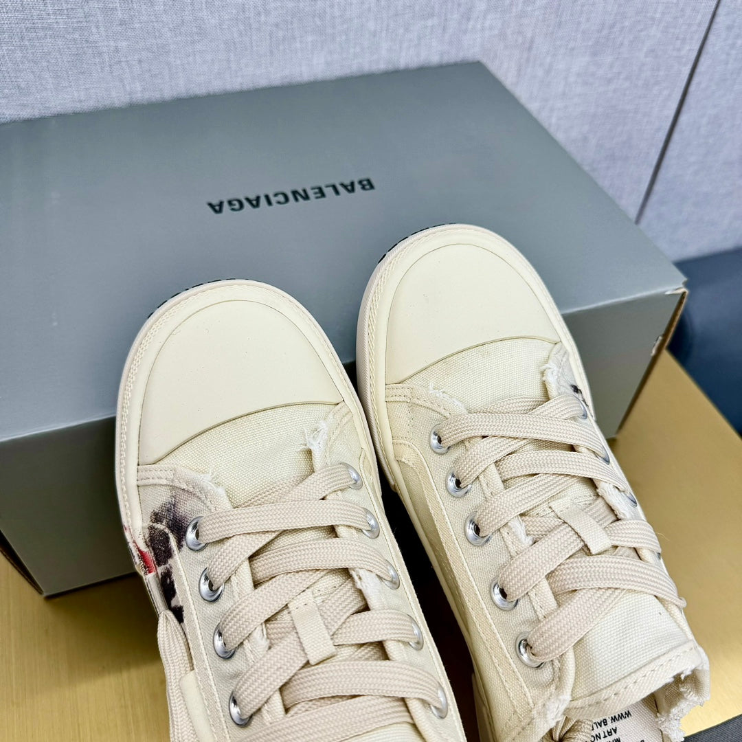 SNEAKER MULES IN WHITE CANVAS GRAFFITI LOGO - 35