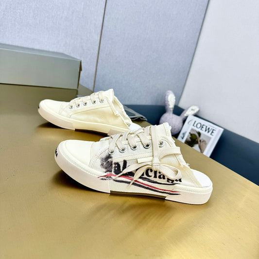 SNEAKER MULES IN WHITE CANVAS GRAFFITI LOGO - 35