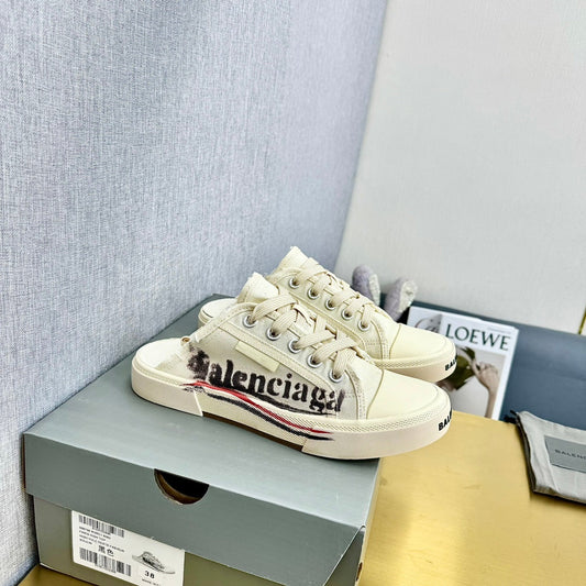 SNEAKER MULES IN WHITE CANVAS GRAFFITI LOGO - 35