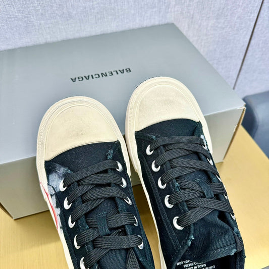 SNEAKERS IN BLACK CANVAS GRAFFITI LOGO - 35