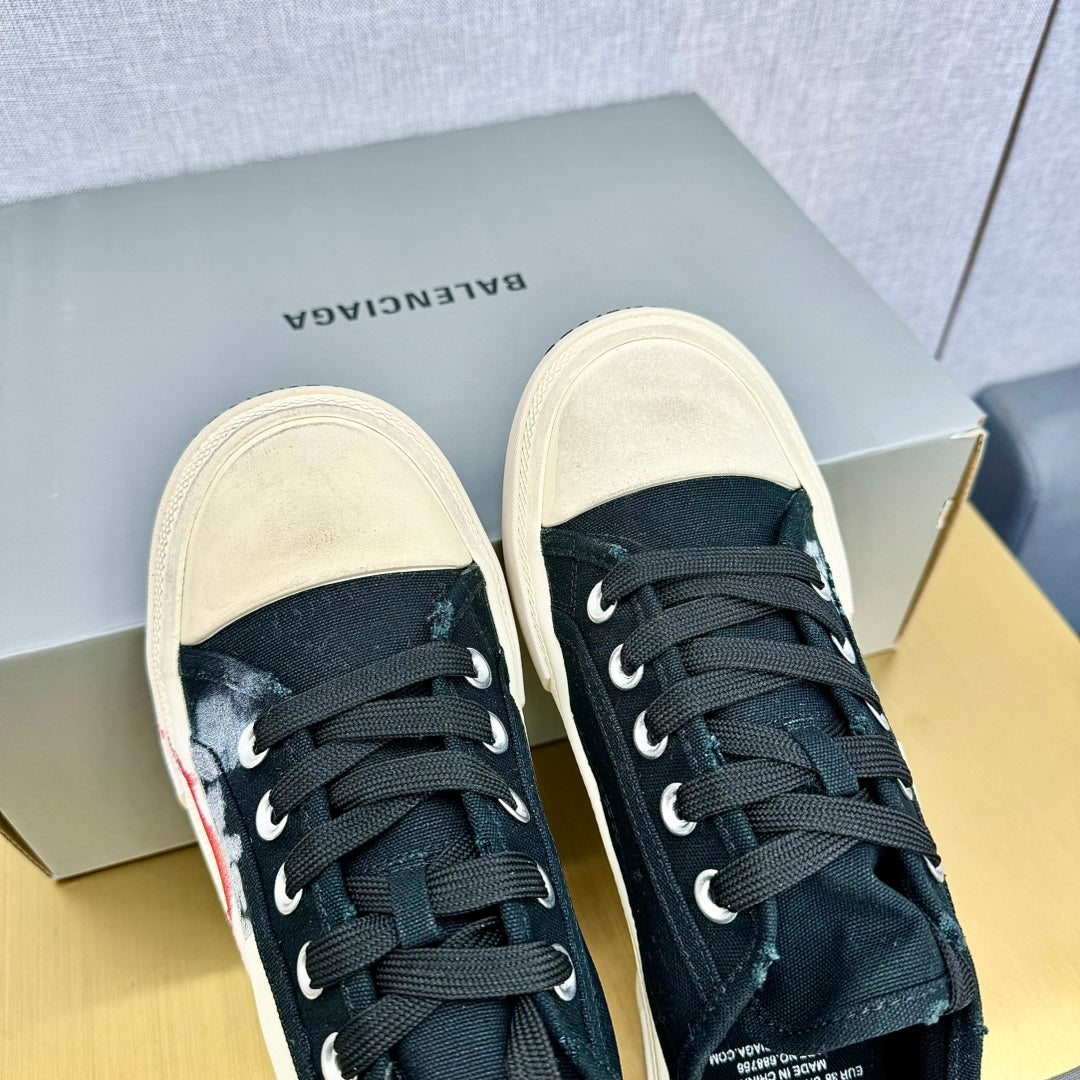 SNEAKERS IN BLACK CANVAS GRAFFITI LOGO - 35