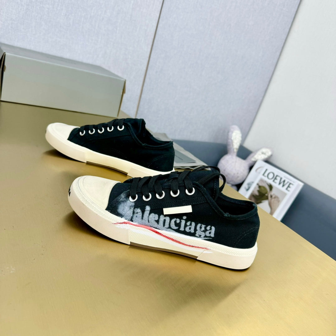 SNEAKERS IN BLACK CANVAS GRAFFITI LOGO - 35
