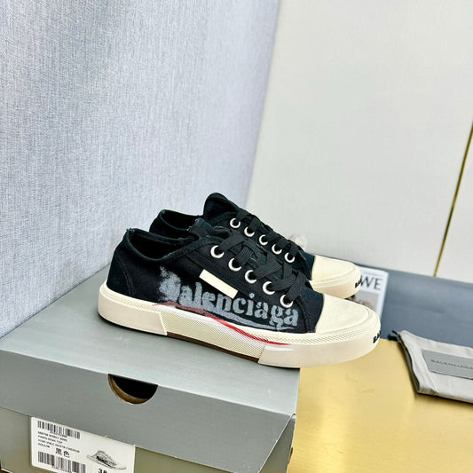 SNEAKERS IN BLACK CANVAS GRAFFITI LOGO - 35