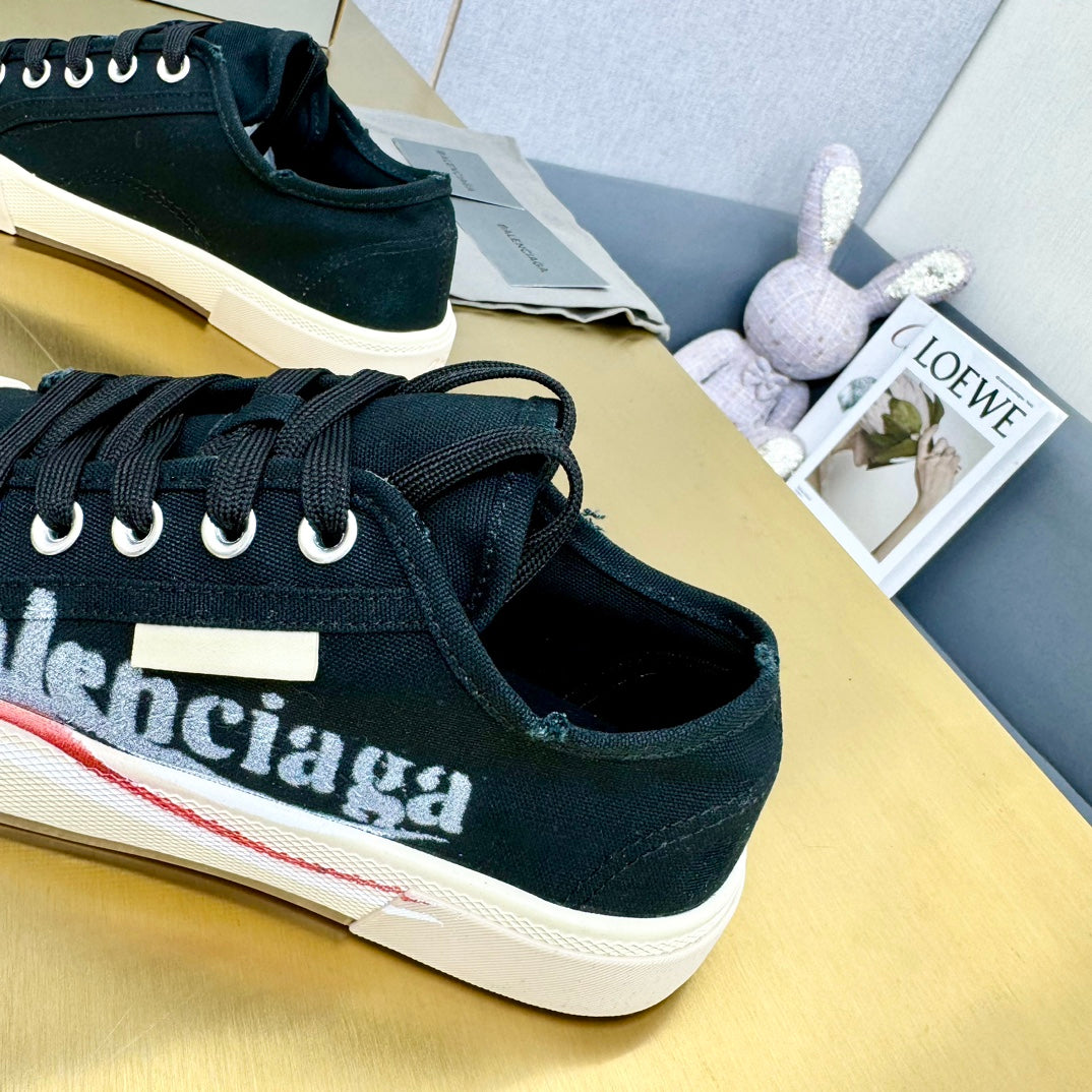 SNEAKERS IN BLACK CANVAS GRAFFITI LOGO - 35