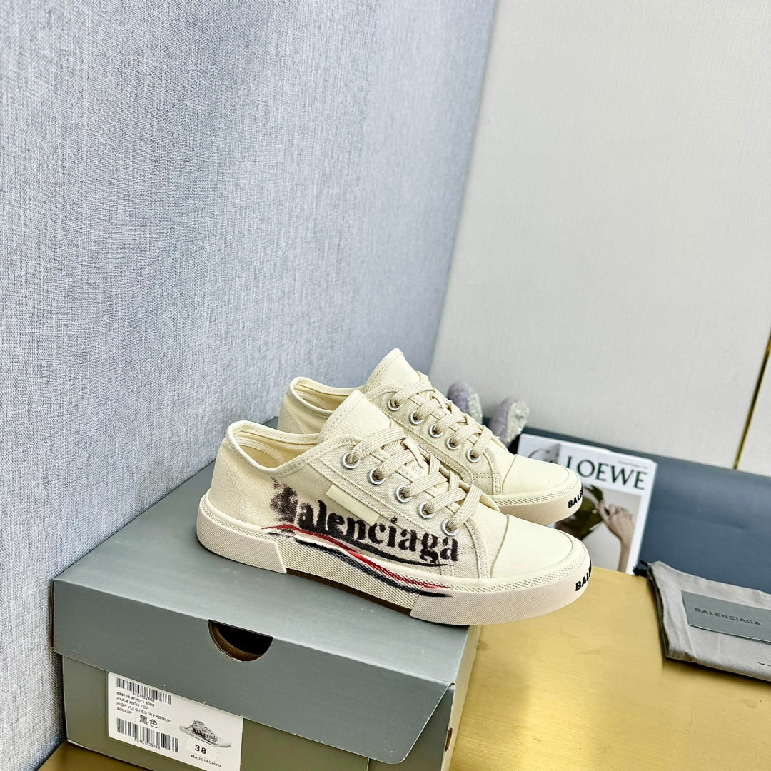 SNEAKERS IN WHITE CANVAS GRAFFITI LOGO - 35