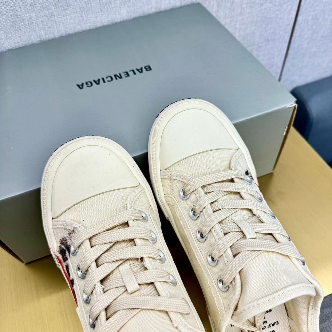 SNEAKERS IN WHITE CANVAS GRAFFITI LOGO - 35