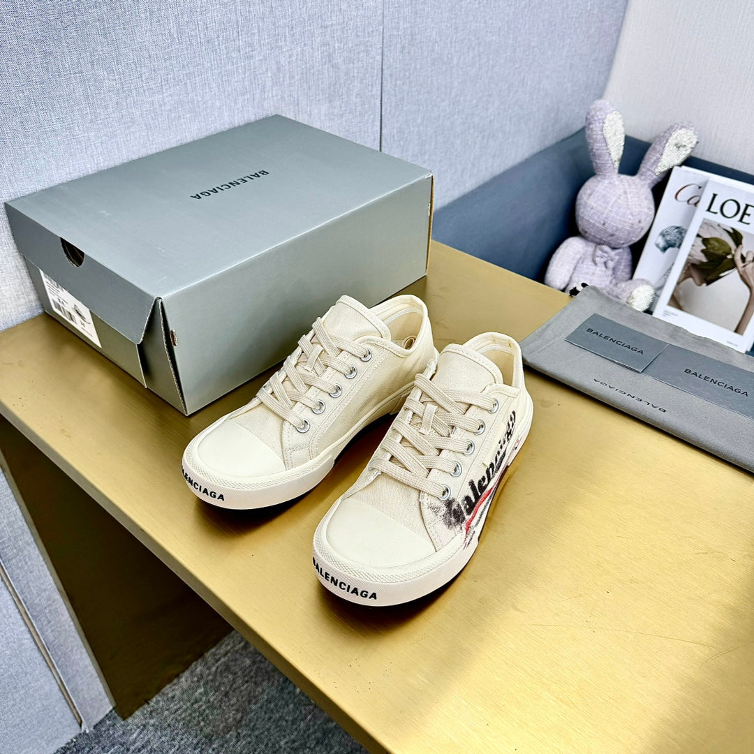 SNEAKERS IN WHITE CANVAS GRAFFITI LOGO - 35