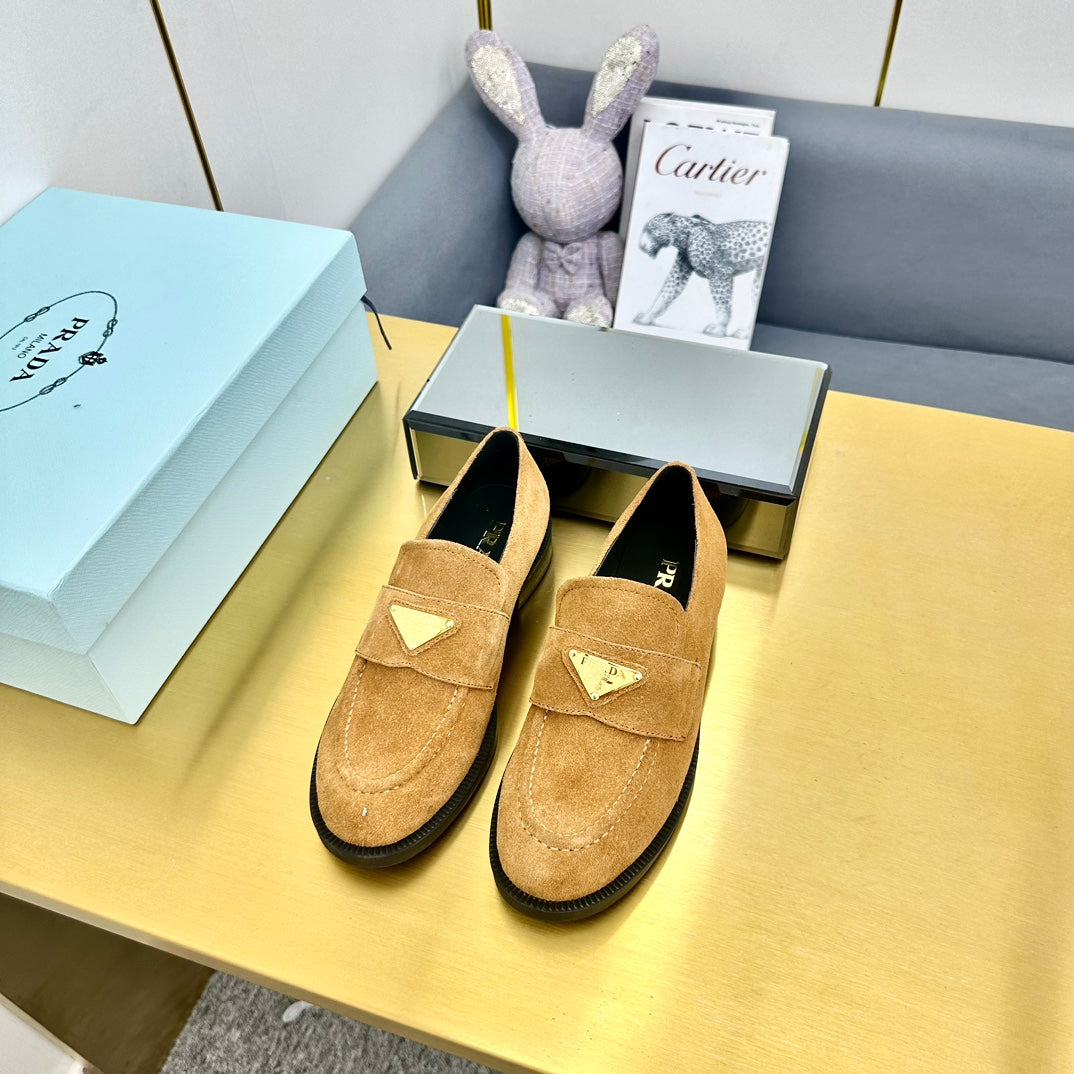 LOAFERS ATTACHED TRIANGLE LOGO IN PEANUT BROWN SUEDE - 34