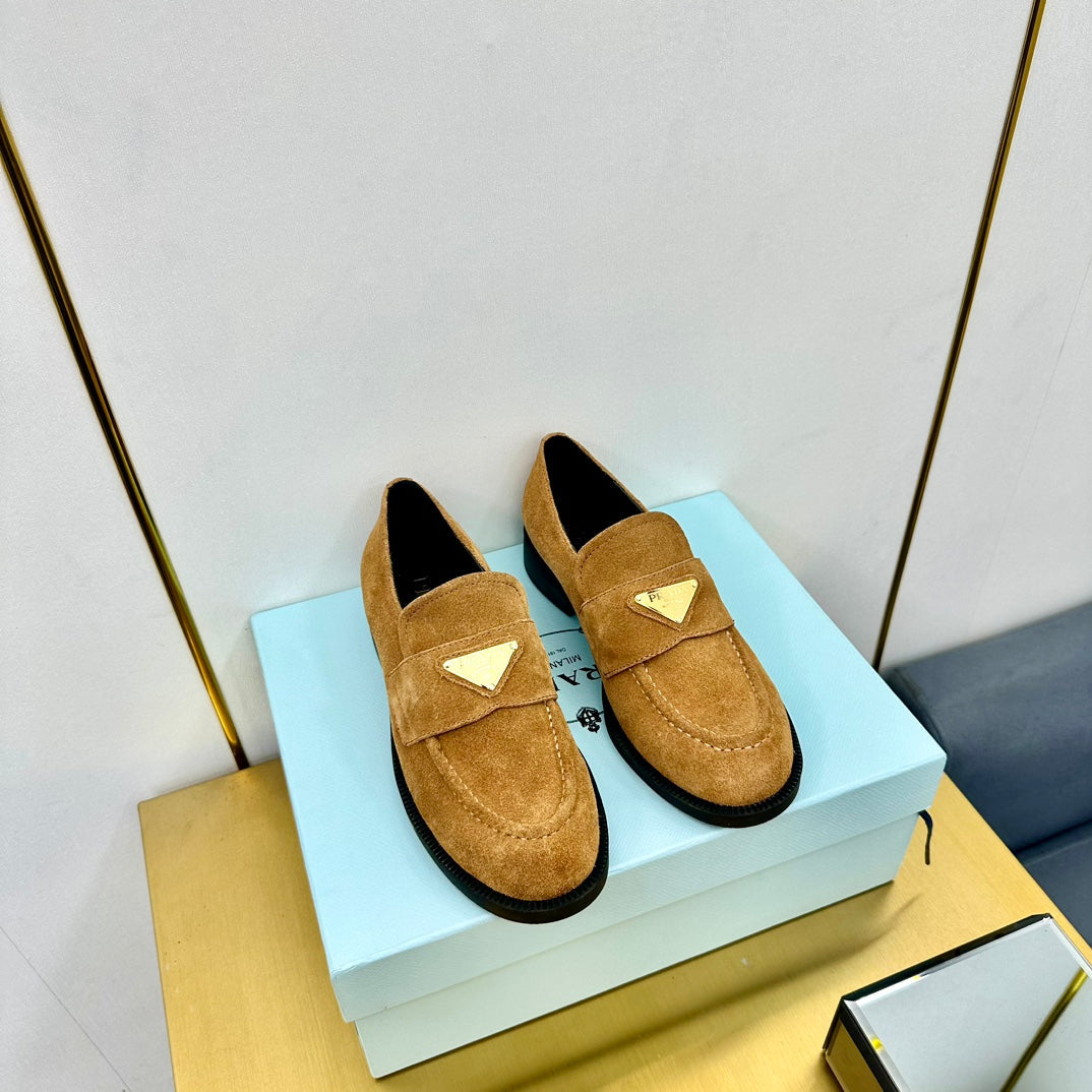 LOAFERS ATTACHED TRIANGLE LOGO IN PEANUT BROWN SUEDE - 34