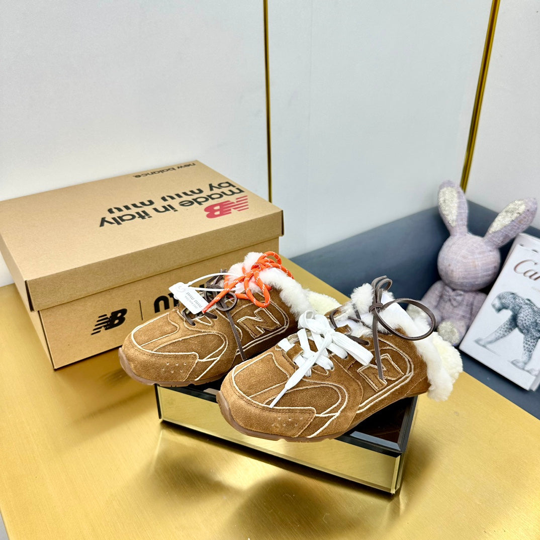 MIUxNEW 530 SNEAKER MULES IN BROWN BLEACHED SUEDE SHEARLING - 35