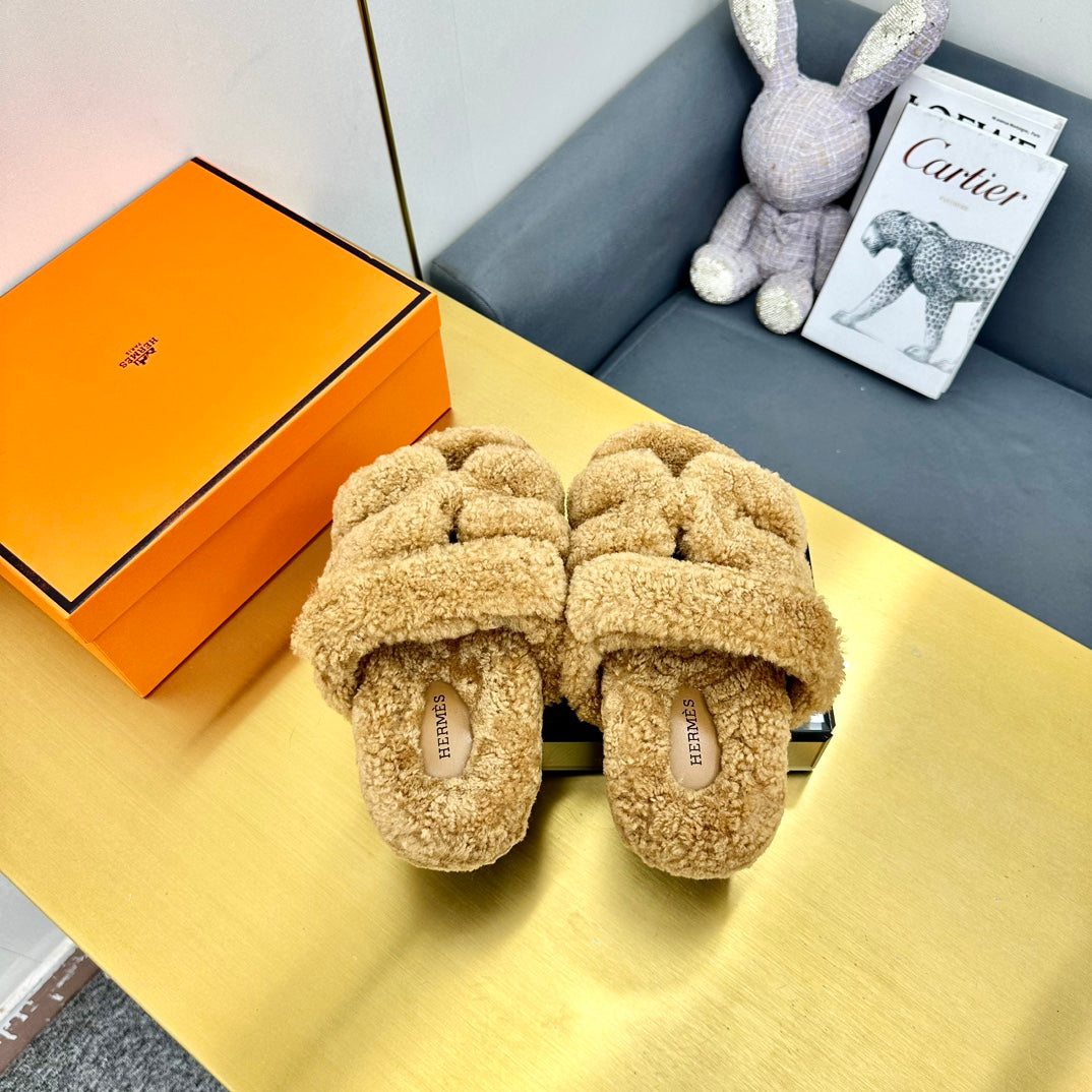 CHYPRE SANDAL IN TORTILLA BROWN SHEARLING - 35