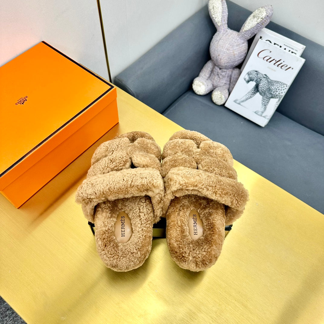 CHYPRE SANDAL IN PEANUT BROWN SHEARLING - 35