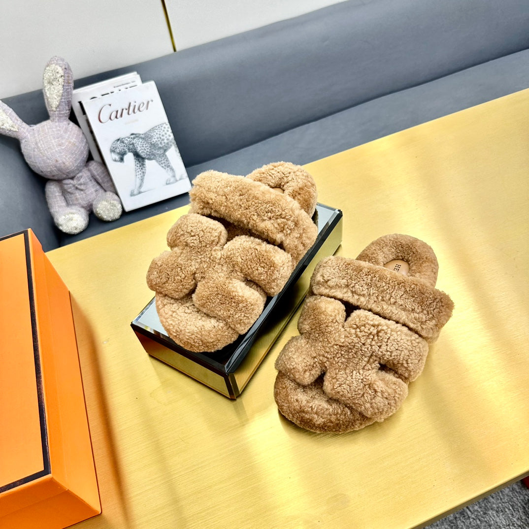 CHYPRE SANDAL IN PEANUT BROWN SHEARLING - 35