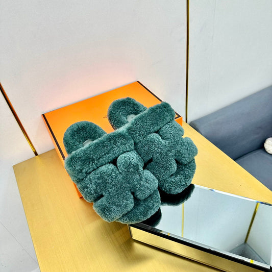 CHYPRE SANDAL IN FOREST GREEN SHEARLING - 35