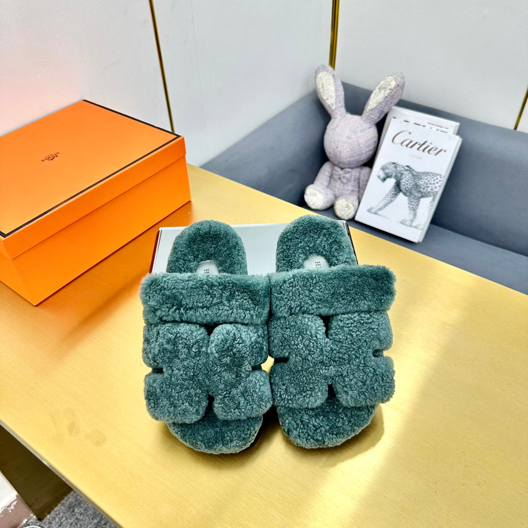 CHYPRE SANDAL IN FOREST GREEN SHEARLING - 35