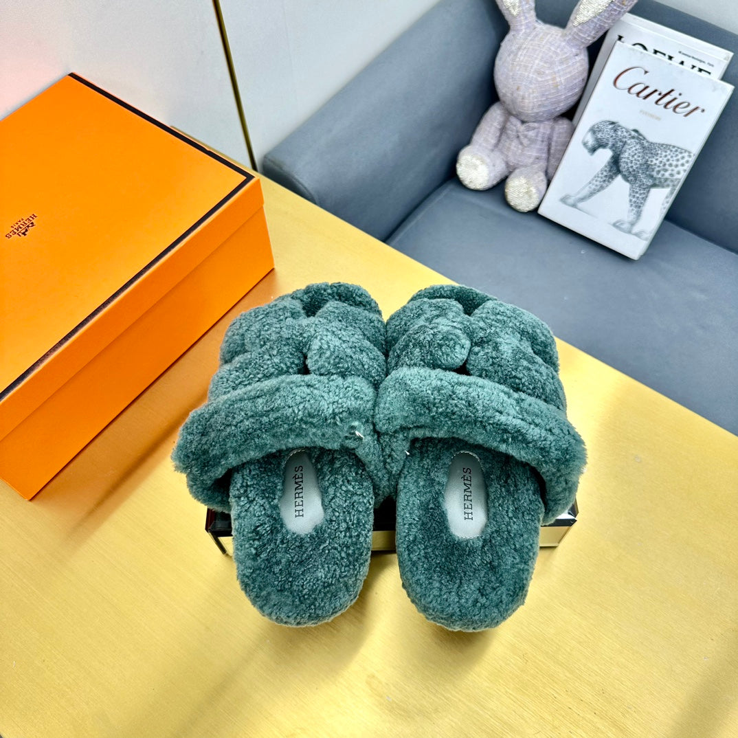 CHYPRE SANDAL IN FOREST GREEN SHEARLING - 35