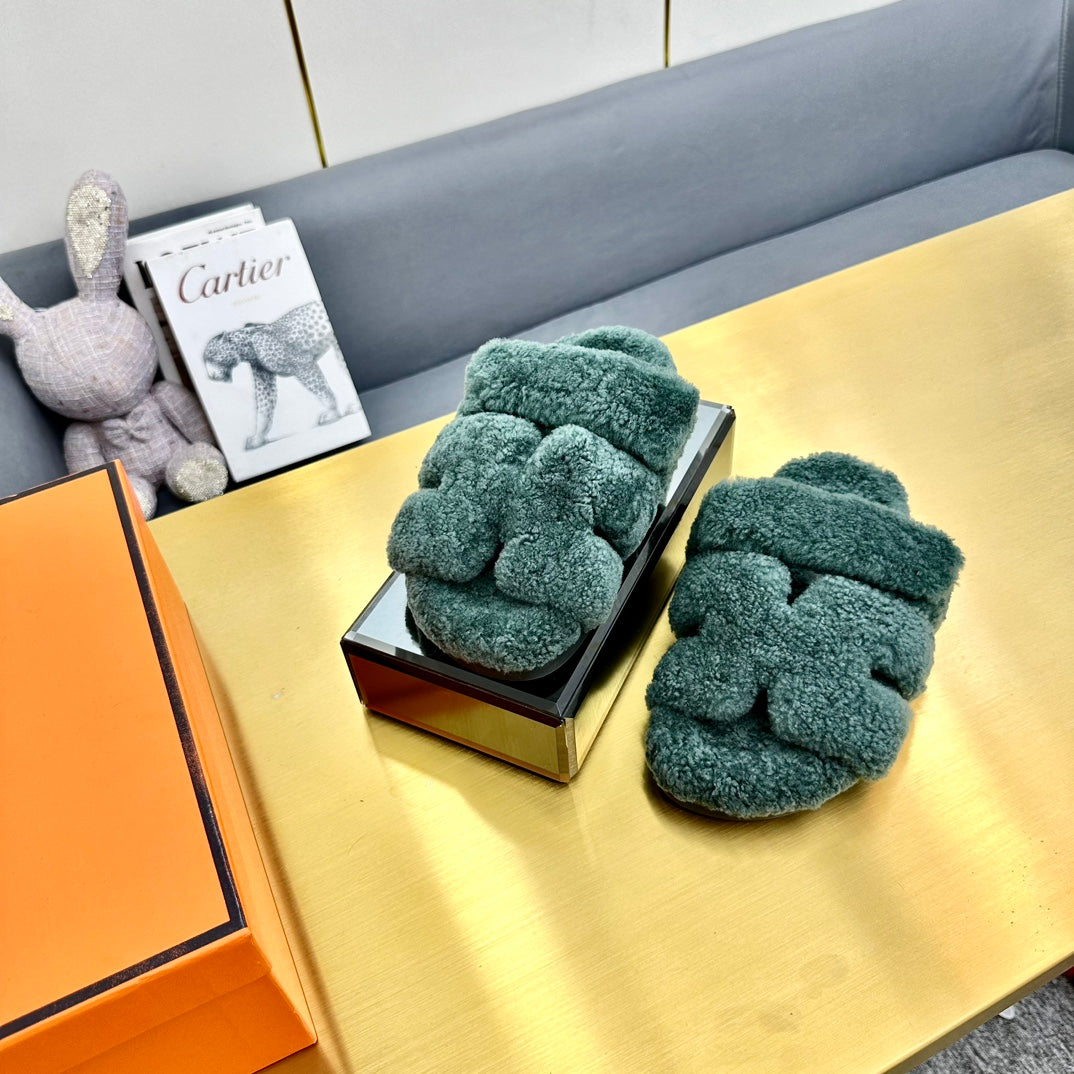 CHYPRE SANDAL IN FOREST GREEN SHEARLING - 35