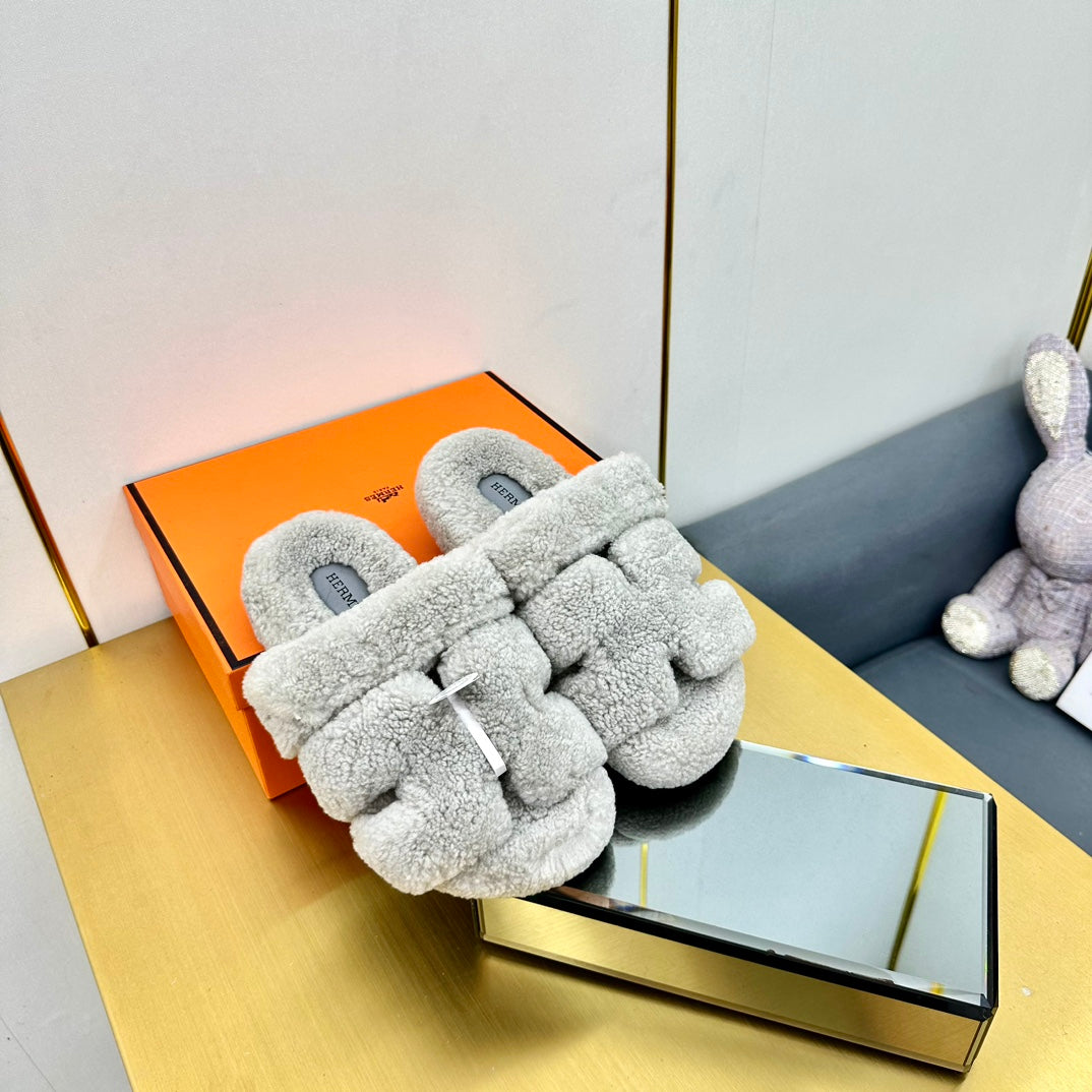 CHYPRE SANDAL IN PALE GRAY SHEARLING - 35