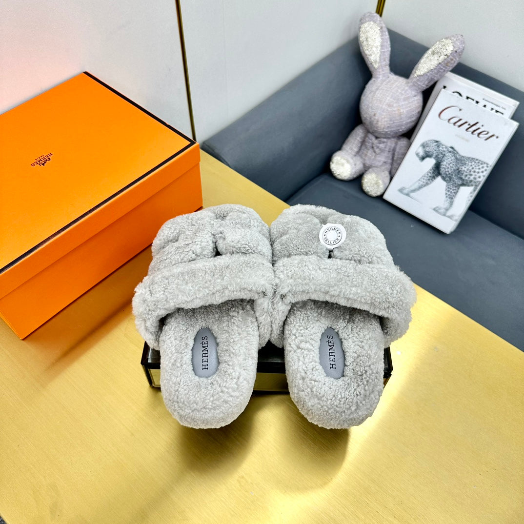 CHYPRE SANDAL IN PALE GRAY SHEARLING - 35