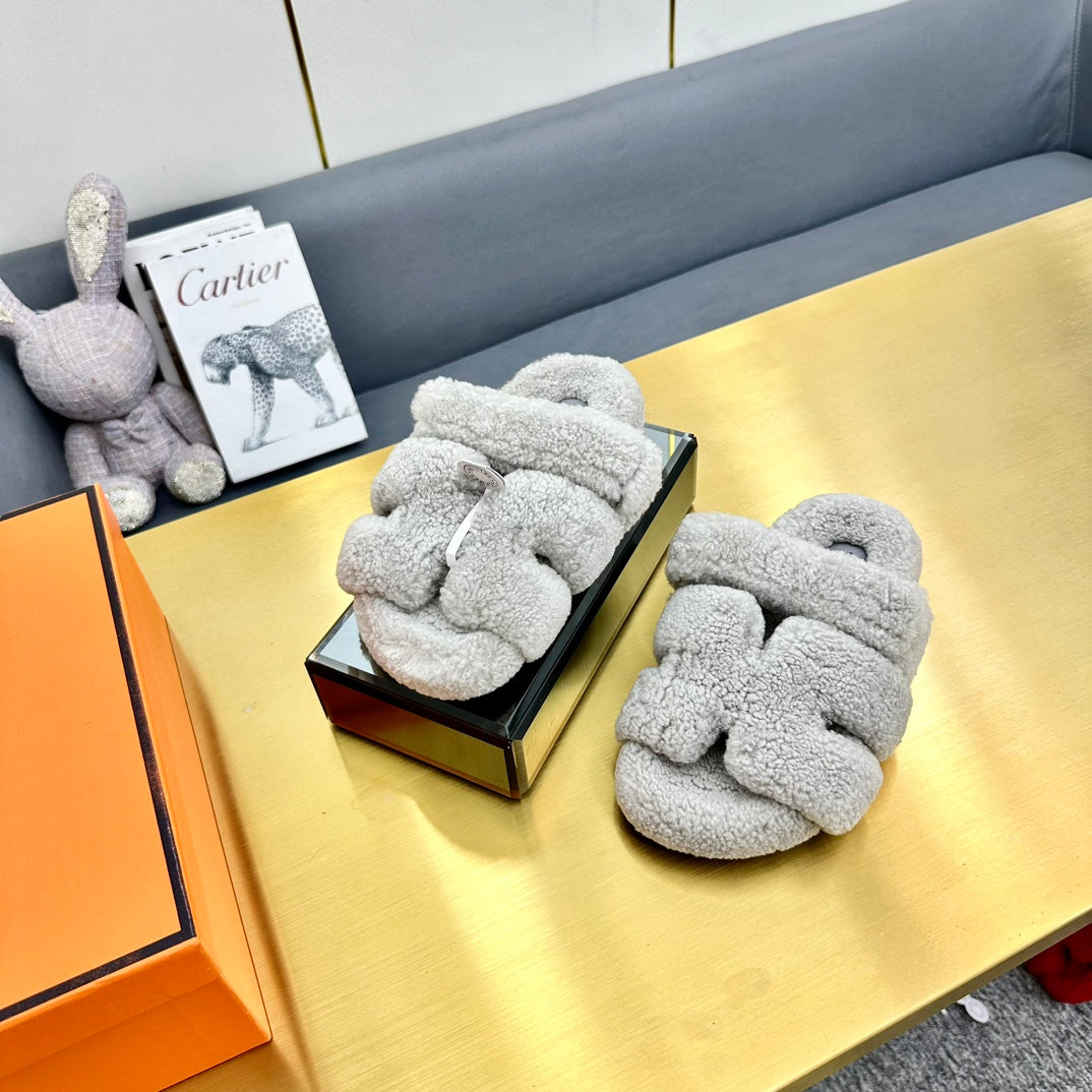 CHYPRE SANDAL IN PALE GRAY SHEARLING - 35