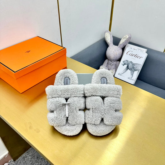 CHYPRE SANDAL IN PALE GRAY SHEARLING - 35