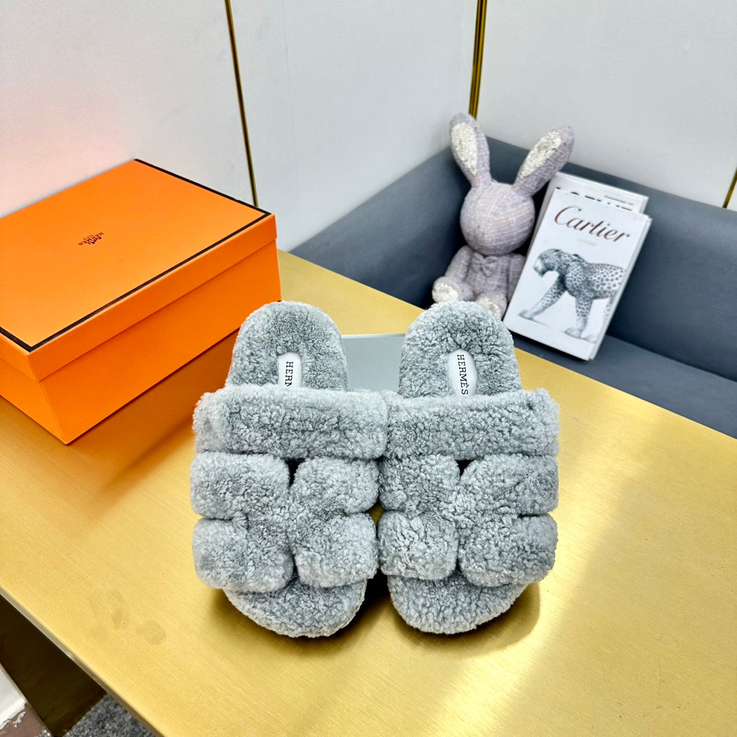 CHYPRE SANDAL IN CLOUD GRAY SHEARLING - 35