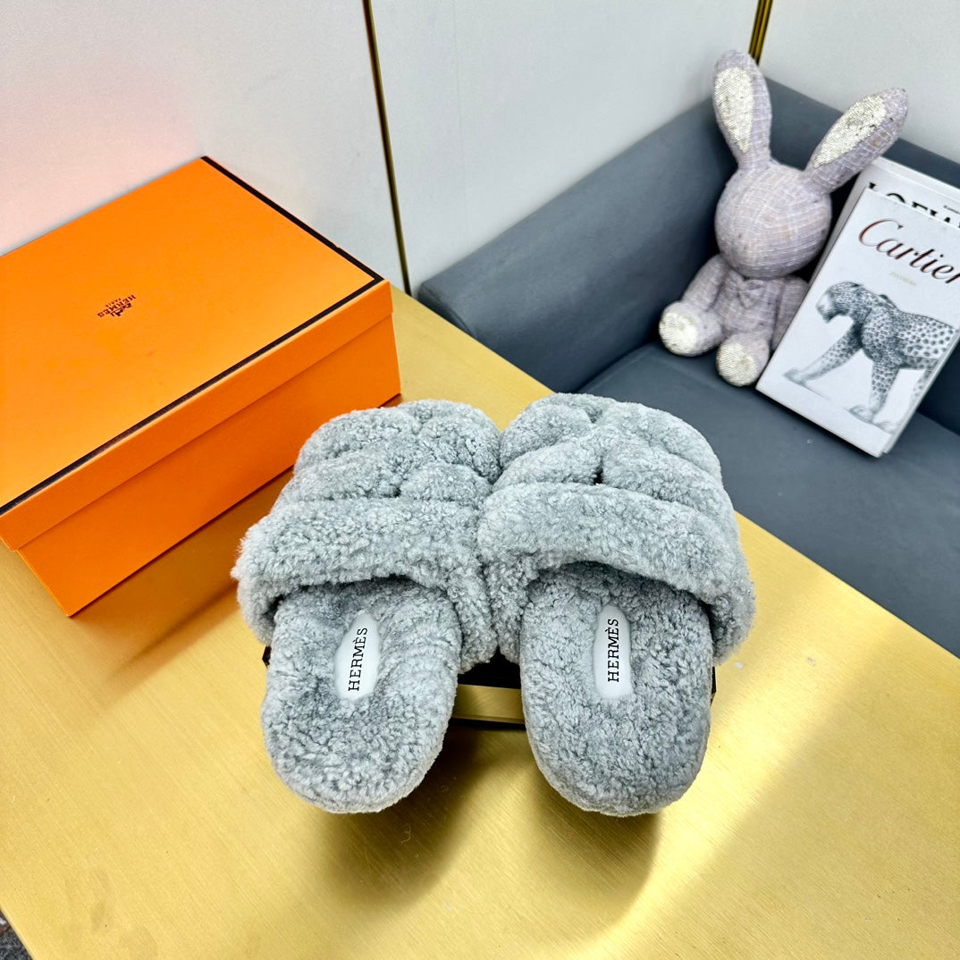 CHYPRE SANDAL IN CLOUD GRAY SHEARLING - 35