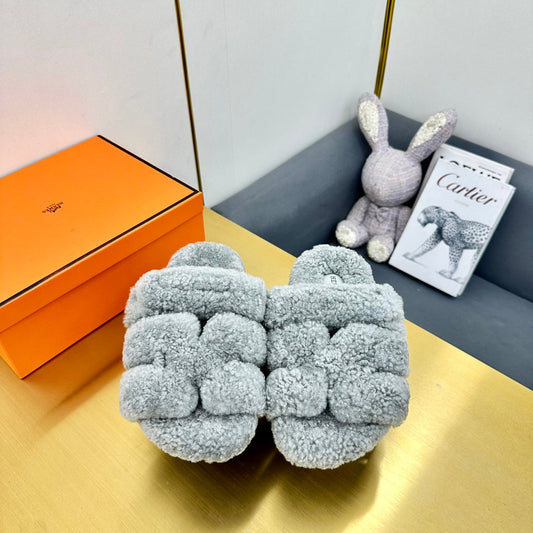 CHYPRE SANDAL IN CLOUD GRAY SHEARLING - 35