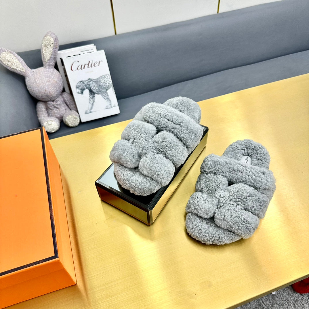 CHYPRE SANDAL IN CLOUD GRAY SHEARLING - 35