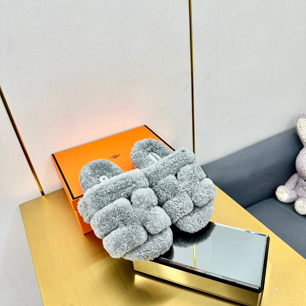 CHYPRE SANDAL IN CLOUD GRAY SHEARLING - 35