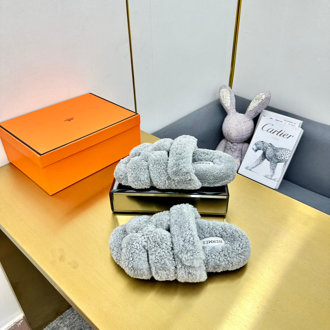CHYPRE SANDAL IN CLOUD GRAY SHEARLING - 35