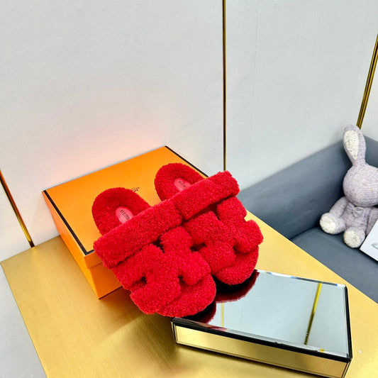 CHYPRE SANDAL IN CHERRY RED SHEARLING - 35