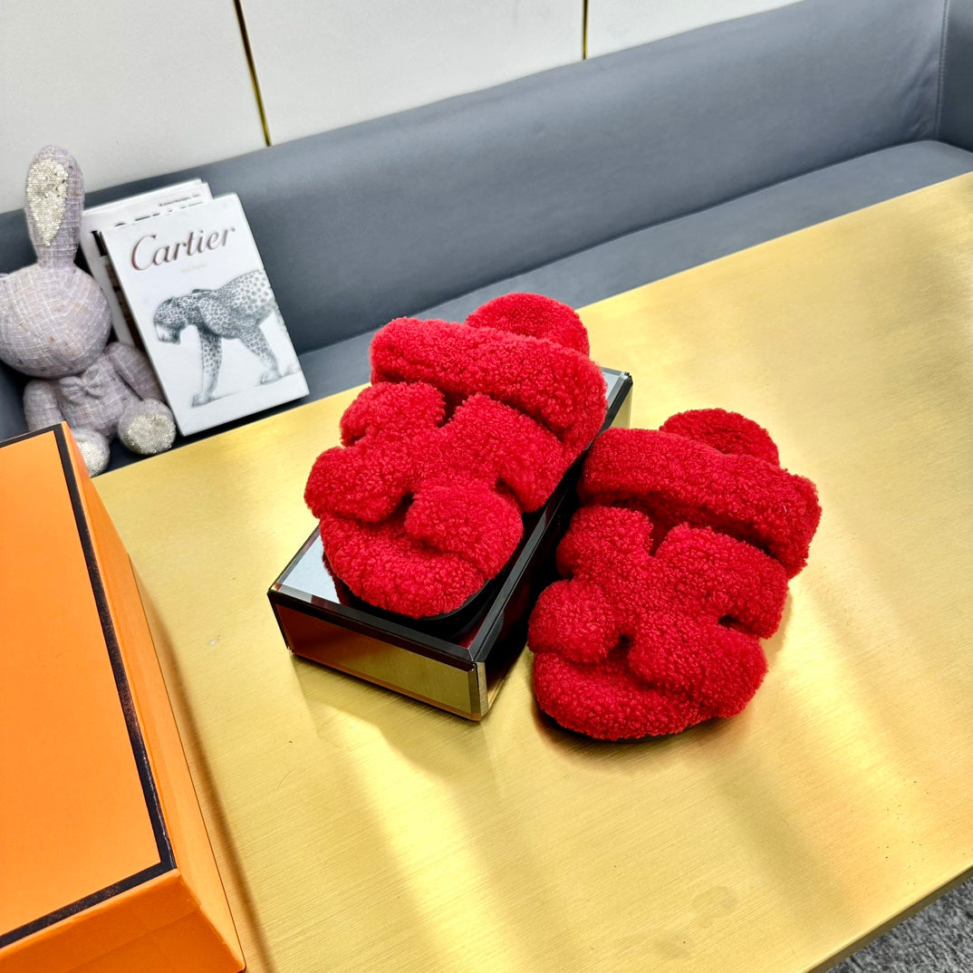 CHYPRE SANDAL IN CHERRY RED SHEARLING - 35