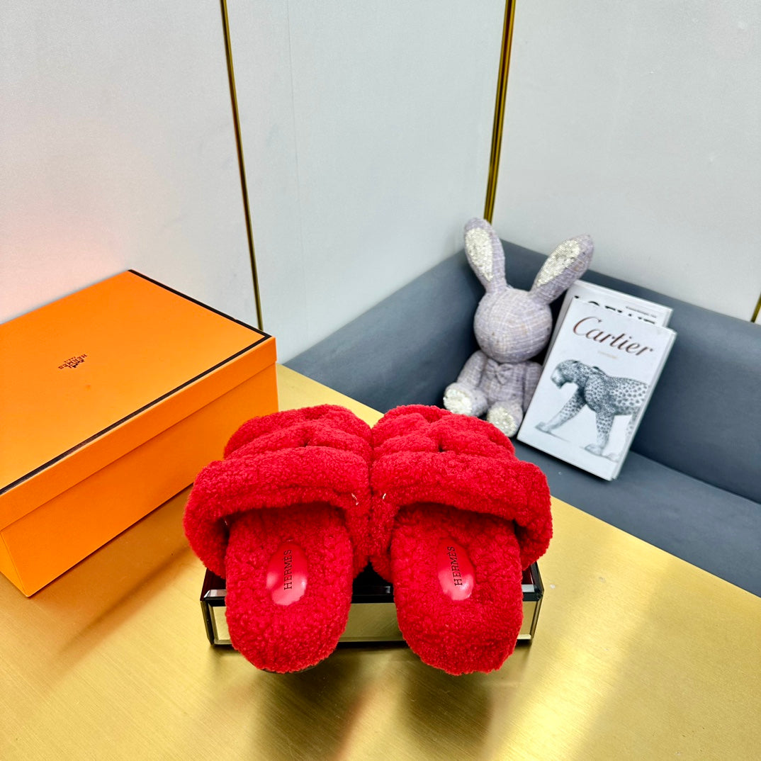 CHYPRE SANDAL IN CHERRY RED SHEARLING - 35