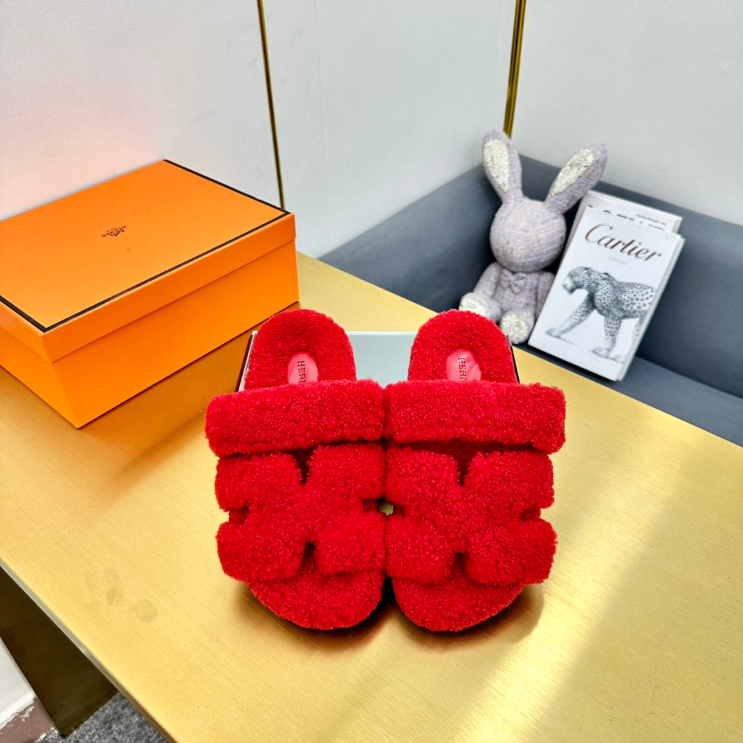 CHYPRE SANDAL IN CHERRY RED SHEARLING - 35