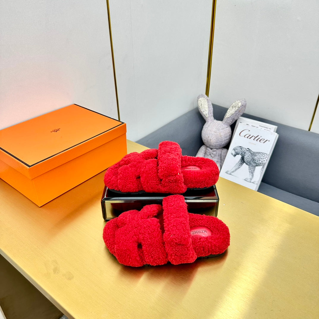 CHYPRE SANDAL IN CHERRY RED SHEARLING - 35