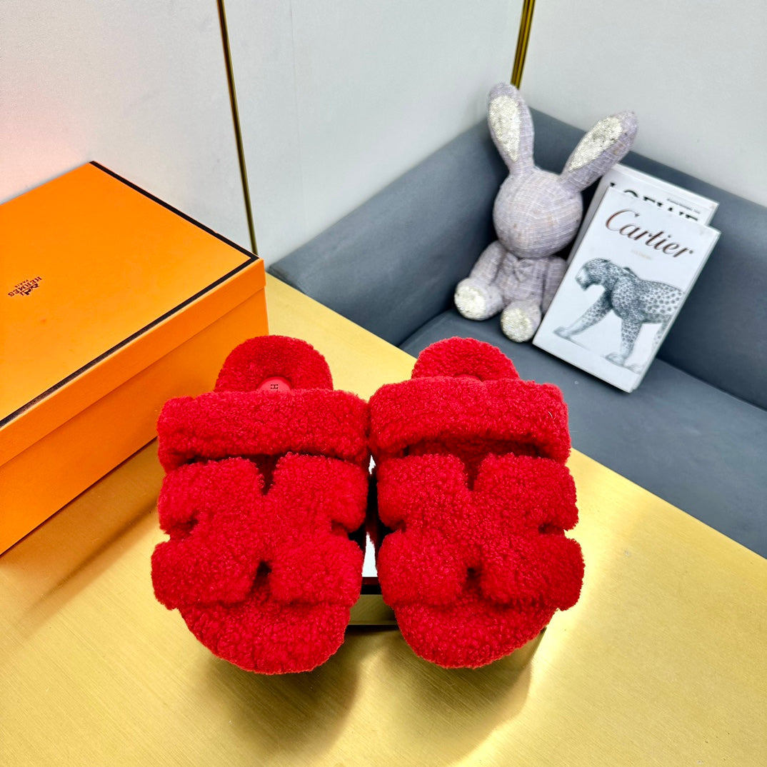 CHYPRE SANDAL IN CHERRY RED SHEARLING - 35