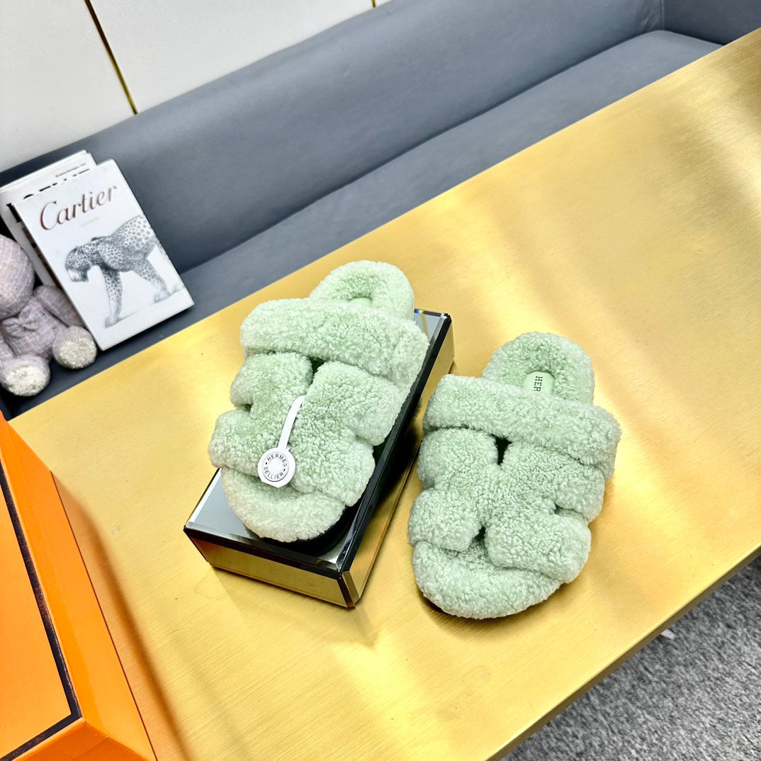 CHYPRE SANDAL IN PASTEL GREEN SHEARLING - 35