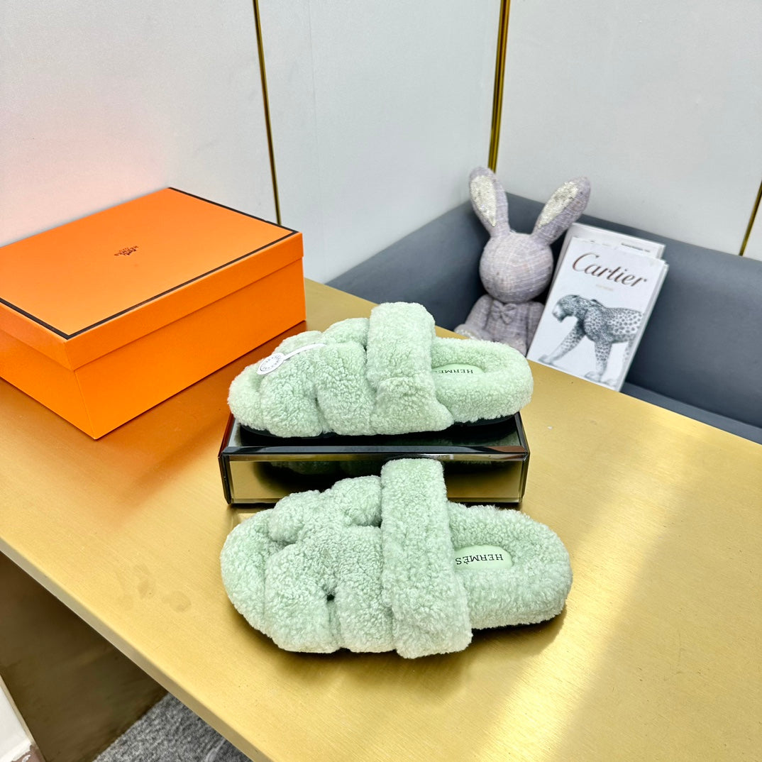 CHYPRE SANDAL IN PASTEL GREEN SHEARLING - 35