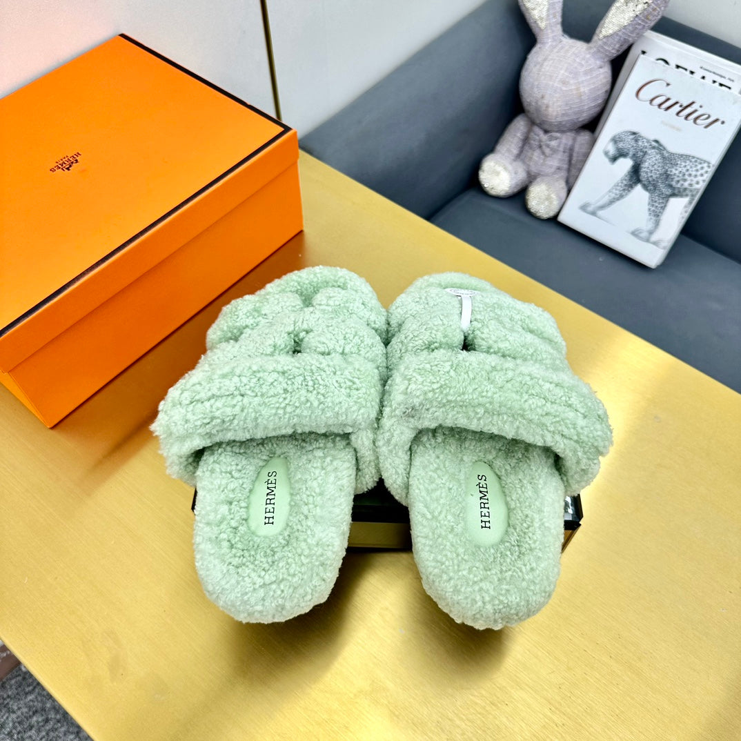 CHYPRE SANDAL IN PASTEL GREEN SHEARLING - 35