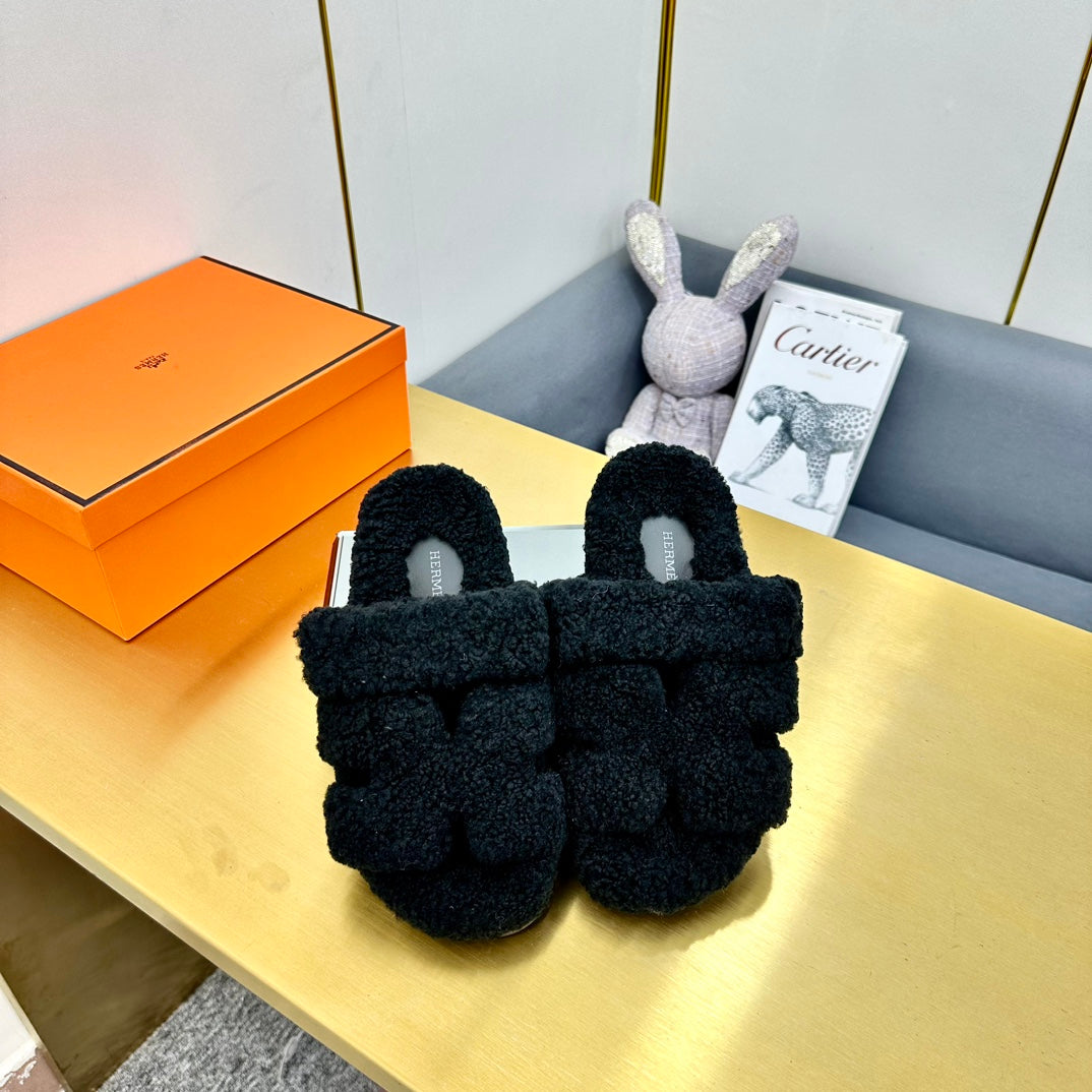 CHYPRE SANDAL IN BLACK SHEARLING - 35