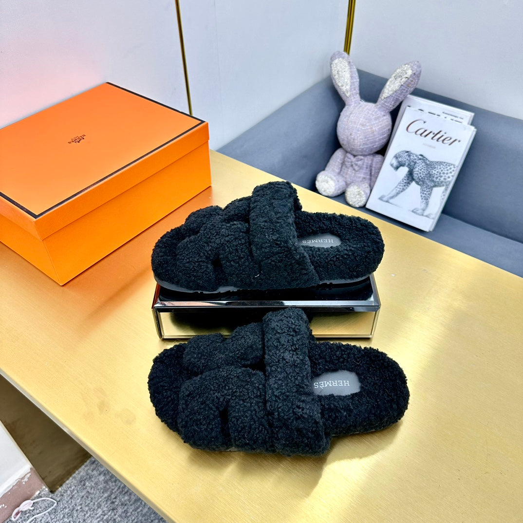 CHYPRE SANDAL IN BLACK SHEARLING - 35