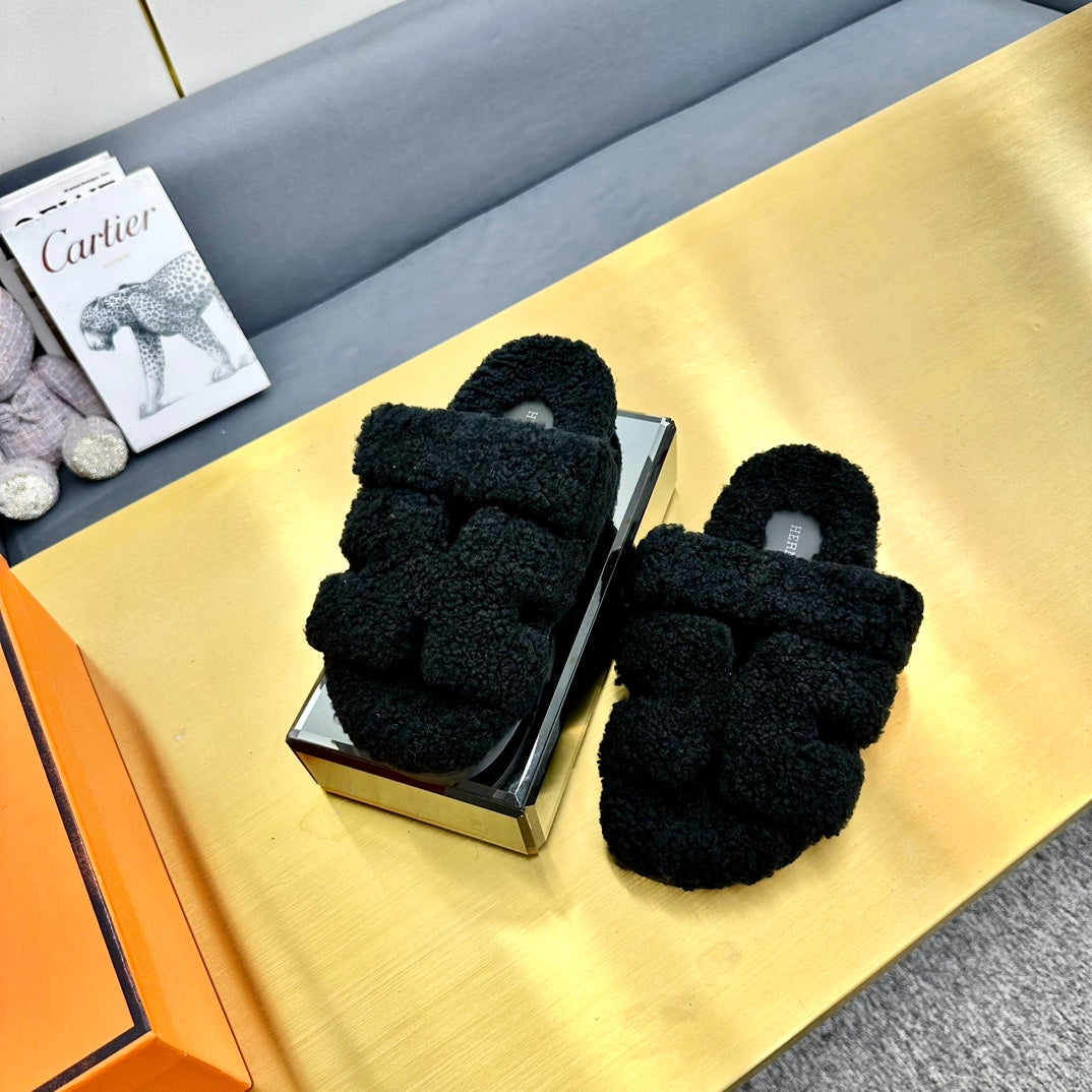 CHYPRE SANDAL IN BLACK SHEARLING - 35