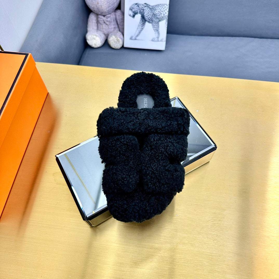 CHYPRE SANDAL IN BLACK SHEARLING - 35
