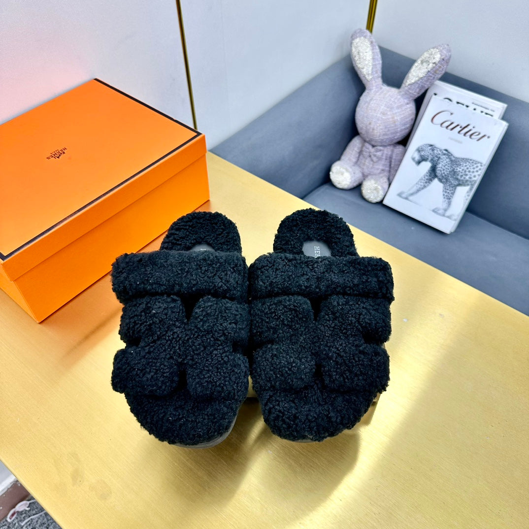 CHYPRE SANDAL IN BLACK SHEARLING - 35