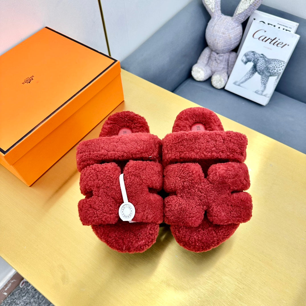 CHYPRE SANDAL IN SCARLET RED SHEARLING - 35