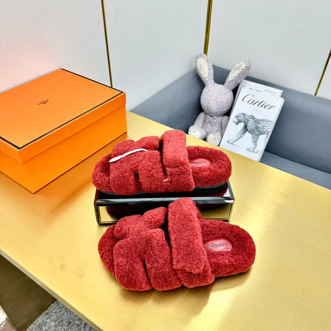 CHYPRE SANDAL IN SCARLET RED SHEARLING - 35