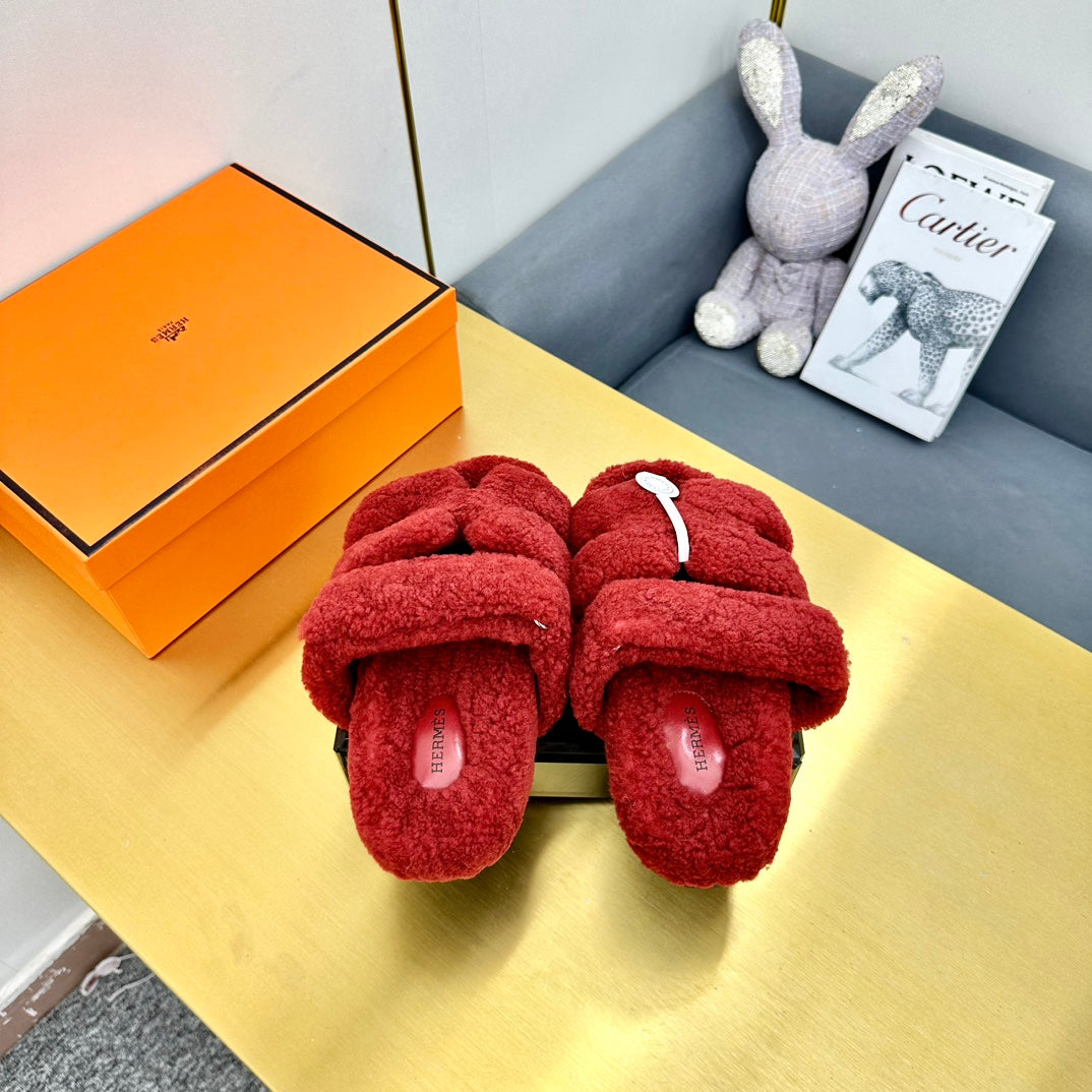 CHYPRE SANDAL IN SCARLET RED SHEARLING - 35